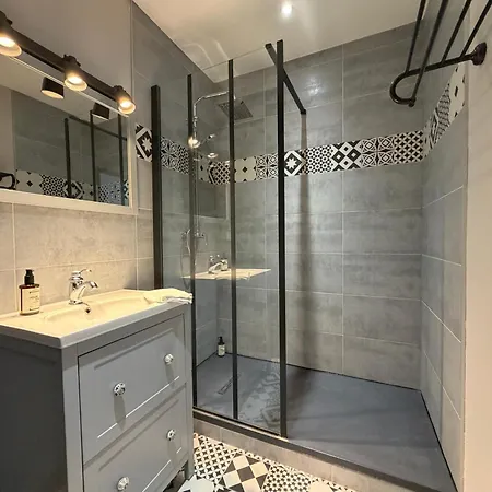 شقة Capitainerie - Vue Exceptionnelle Sur Le -2 Mn A Pied De La - 2 1er Et 2eme Etage 8 P 2 Cuisines 2 Salle D'eau 2 2 Wc Separe - Centre - Parking Gratuit A Proximite Proche Bayeux Et Omaha