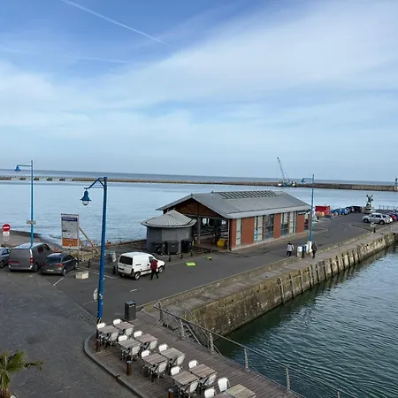 Apartment Capitainerie - Vue Exceptionnelle Sur Le -2 Mn A Pied De La - 2 1er Et 2eme Etage 8 P 2 Cuisines 2 Salle D'eau 2 2 Wc Separe - Centre - Parking Gratuit A Proximite Proche Bayeux Et Omaha Port-en-Bessin-Huppain